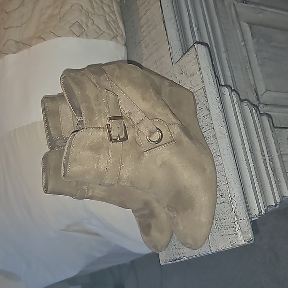 Women suede tan wedge heel ankle boots with zipper - Picture 2 of 8